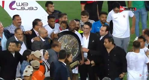 رقصة شيكابالا المعتادة وسط احتفال الزمالك بدرع الدوري 