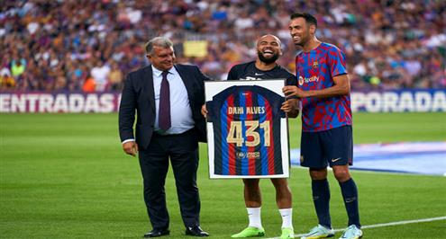 تكريم داني الفيس في مباراة برشلونة وبوماس أونام