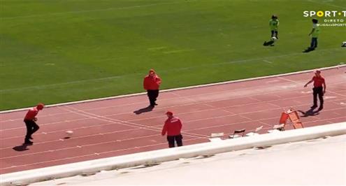 إحماء رجال الإطفاء بين الشوطين في الدوري البرتغالي