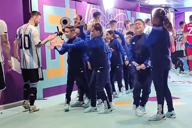 ردود أفعال الأطفال خلال التقائهم بنجومهم في كأس العالم 2022
