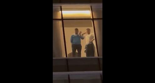 أمام فندق الإقامة.. تحية خاصة من ميسي للجماهير