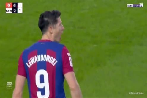 هدف برشلونة الأول أمام ألافيس (ليفاندوفسكي)