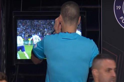 الحكم يلغي هدف ليفربول القاتل أمام تولوز