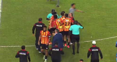 الاعتداء على الحكم .. شغب لاعبي الترجي بعد مباراة الأفريقي بالدوري التونسي