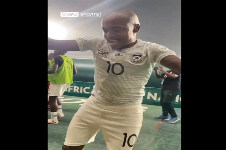  بيرسي تاو يرقص احتفالا بالتأهل إلى نصف نهائي كأس الأمم الأفريقية 