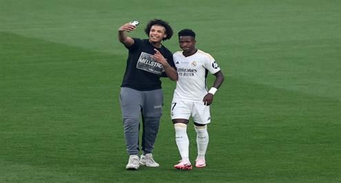 يلتقط سيلفي مع فينسيوس.. مشجع يقتحم مباراة نهائي دوري أبطال أوروبا