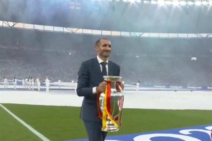 كيلليني أسطورة منتخب إيطاليا يحمل كأس يورو 2024