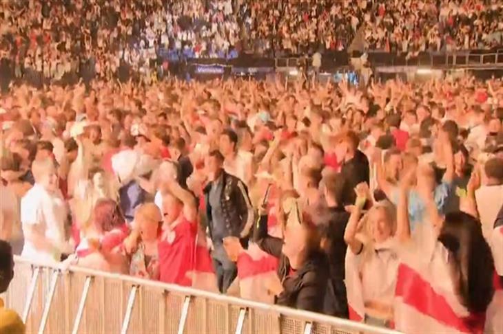 فرحة جماهير منتخب إنجلترا بعد هدف بالمر أمام إسبانيا