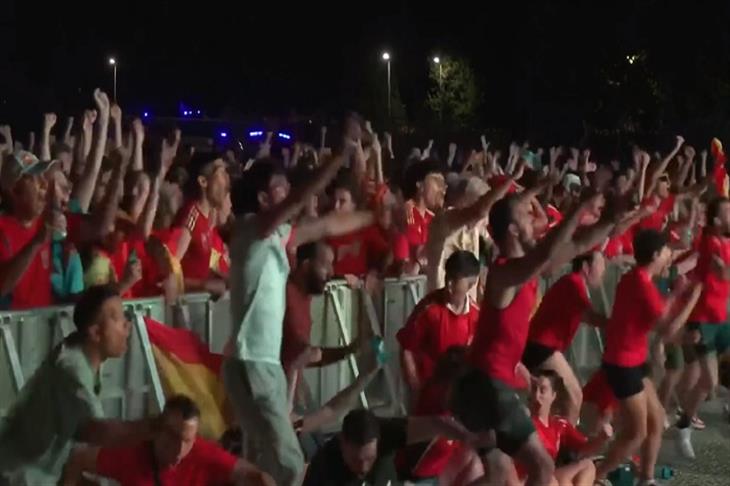 احتفال جماهير منتخب إسبانيا بعد هدف أويارزابال أمام إنجلترا