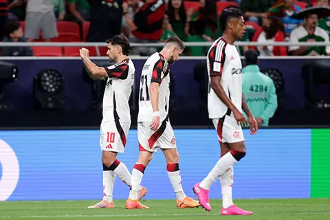 خطأ قاتل.. هدف فلامنجو الأول أمام كروز أزول