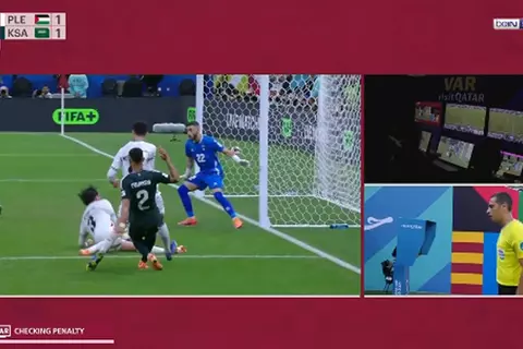 بعد مراجعة الفيديو.. الحكم يقرر إلغاء ركلة الجزاء لمنتخب السعودية 