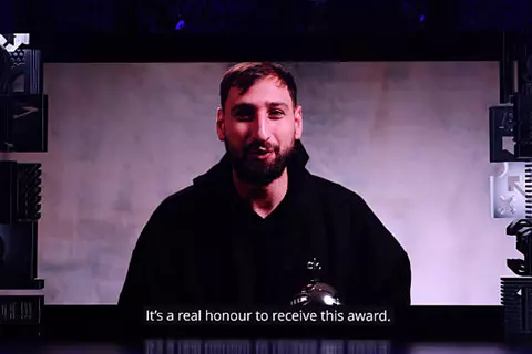 دوناروما يفوز بجائزة أفضل حارس مرمى في العالم