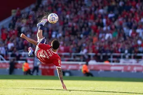 هدف سانتياجو مونتيل من مقصية رائعة يفوز بجائزة بوشكاش لأفضل هدف لعام 2025