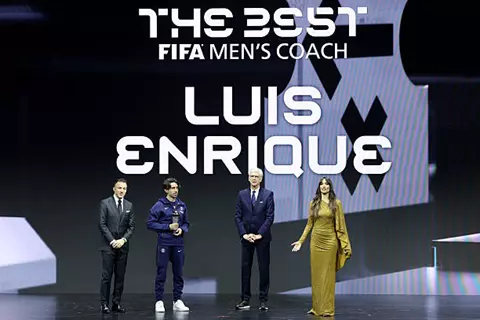 لويس إنريكي يفوز بجائزة أفضل مدرب لعام 2025