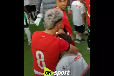 طفل يطلب من إمام عاشور أداء احتفاله الشهير قبل نزوله أرض الملعب