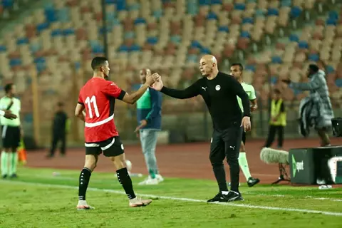 حسام حسن يحتضن مصطفى محمد أثناء خروجه أمام نيجيريا