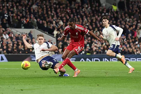 إصابة إيزاك أثناء هدفه في مرمى توتنهام