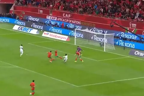 انقاذ من ياسين بونو في مباراة المغرب وجزر القمر