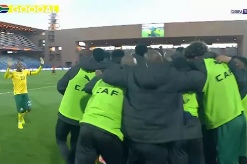 هدف جنوب أفريقيا الأول أمام أنجولا (أوسين أبوليس)