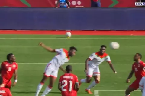 هدف قاتل.. هدف بوركينا فاسو الثاني أمام غينيا الاستوائية (إدموند تابسوبا)