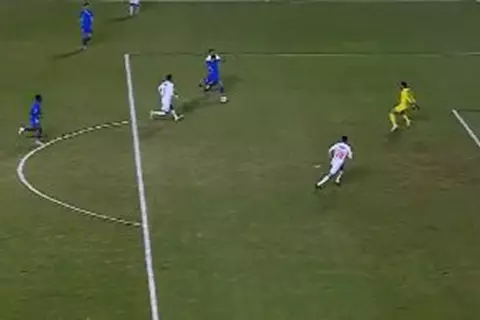 تصدي مزدوج من محمد عواد أمام سموحة