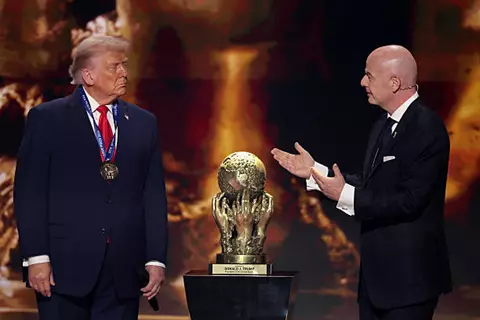 انفانتينو يسلم جائزة الفيفا للسلام لـ ترامب
