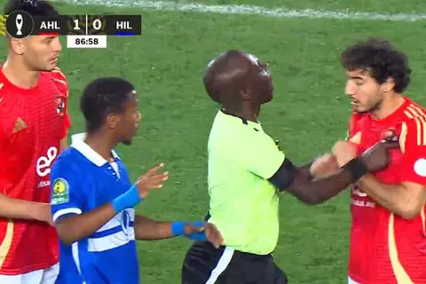 حكم المباراة يدفع محمد هاني بسبب استعجاله خروج لاعب الهلال السوداني