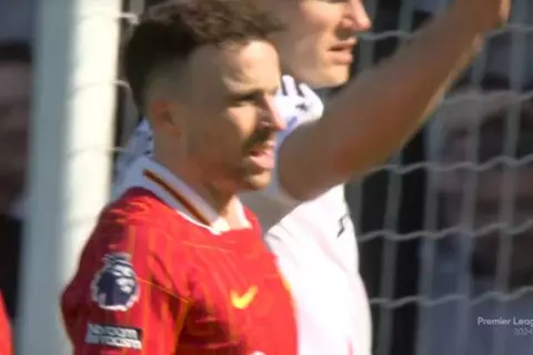 تمريرة من محمد صلاح وجوتا يهدر أمام فولهام