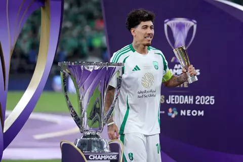 تتويج فيرمينو أفضل لاعب في دوري أبطال آسيا 