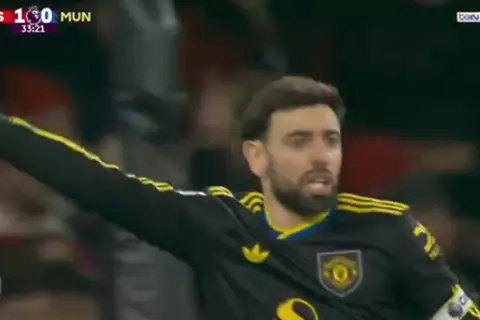 برونو فيرنانديز يهدر هدف محقق أمام أرسنال 