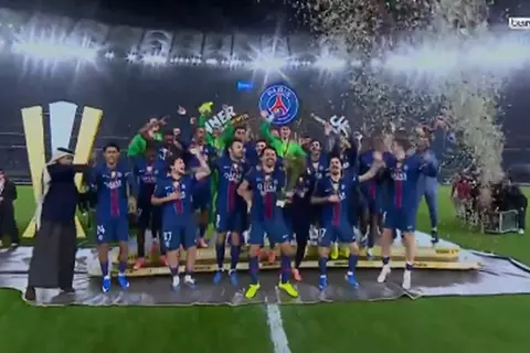 لحظة تتويج باريس سان جيرمان بكأس الأبطال الفرنسية