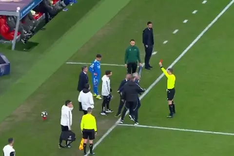 لحظة طرد مورينيو خلال مباراة بنفيكا وريال مدريد 