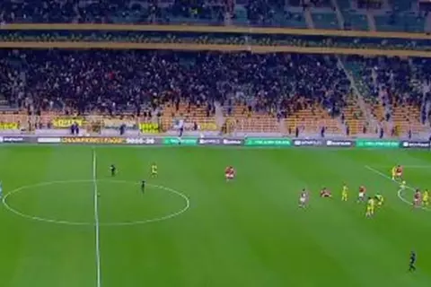 لحظة صافرة نهاية مباراة الأهلي وشبيبة القبائل