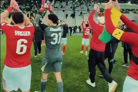 تحية لاعبي الأهلي للجماهير بعد التأهل لربع نهائي دوري أبطال أفريقيا