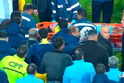 بلع لسانه.. ‏إغماء وسقوط محمد حمدي في مباراة بيراميدز وبتروجت