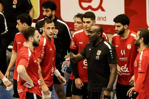 احتفال وفرحة لاعبي الأهلي بعد حسم لقب بطولة دوري المحترفين لكرة اليد 