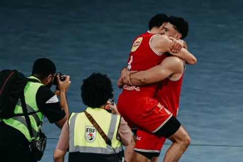 فرحة لاعبي الأهلي مع الجماهير بعد الفوز على الاتحاد في نهائي دوري السلة