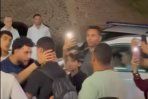 جماهير الزمالك تحتضن محمد شحاته بعد مباراة اتحاد العاصمة