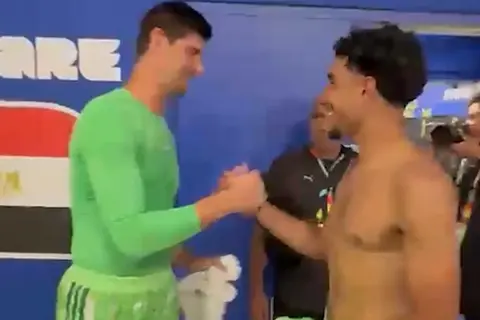 كورتوا يطلب قميص عمر مرموش بعد مباراة مصر وبلجيكا