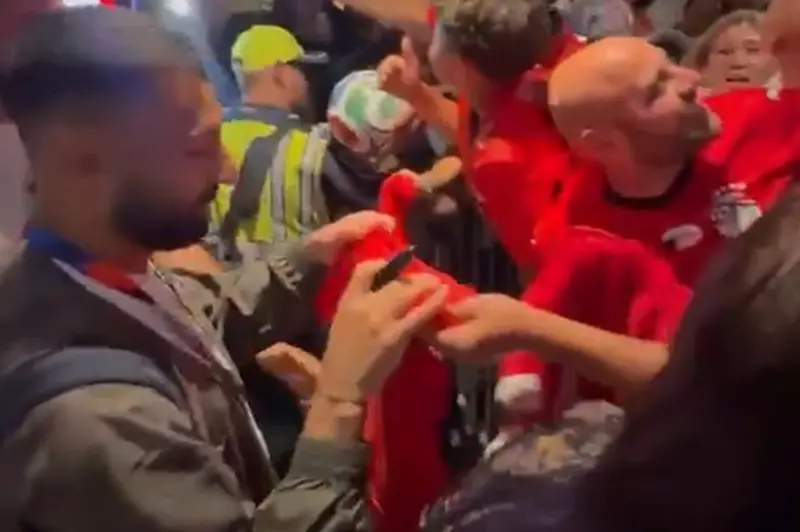 محمد صلاح يوقع للجماهير بعد التعادل أمام بلجيكا