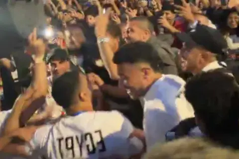 احتفالات لاعبي مصر مع الجماهير في شوارع كندا بعد الفوز على نيوزيلندا في كأس العالم