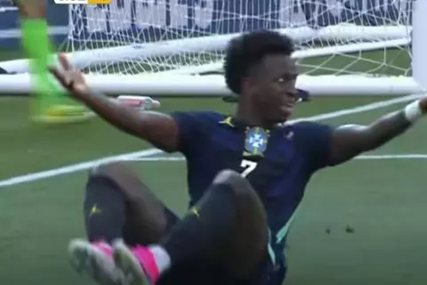 فينسيوس يطالب بضربة جزاء أمام مصر