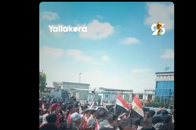 "شرفتونا".. لحظات تاريخية من احتشاد الجماهير لاستقبال منتخب مصر في مطار العلمين