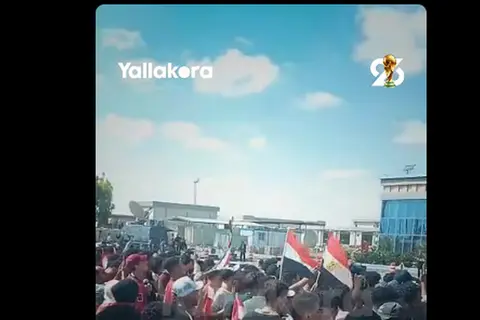 "شرفتونا".. لحظات تاريخية من احتشاد الجماهير لاستقبال منتخب مصر في مطار العلمين