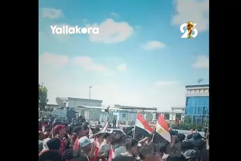 أعلام ولافتات وأغانٍ وطنية.. أعداد هائلة من مطار العلمين لاستقبال منتخب مصر 