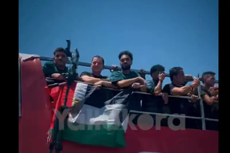 علم فلسطين بجانب علم مصر في حافلة المنتخب وهتافات الجماهير