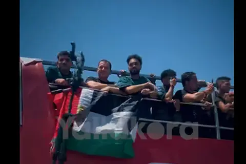 علم فلسطين بجانب علم مصر في حافلة المنتخب وهتافات الجماهير