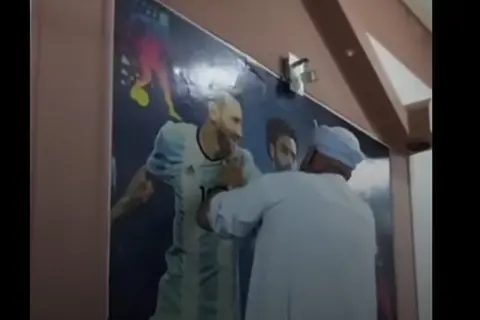مُزقت صوره وعلّقته شيبسي.. ميسي من بطل إلى منبوذ 