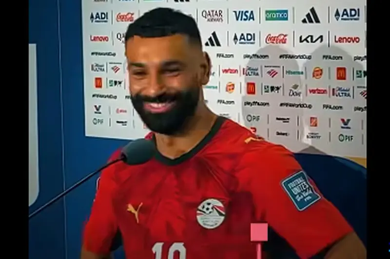 "الكابتن حسام بيضربنا بين الشوطين".. رسالة محمد صلاح قائد منتخب مصر