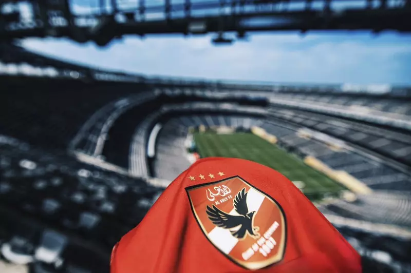 شعار الأهلي يزين ملعب ميتلايف